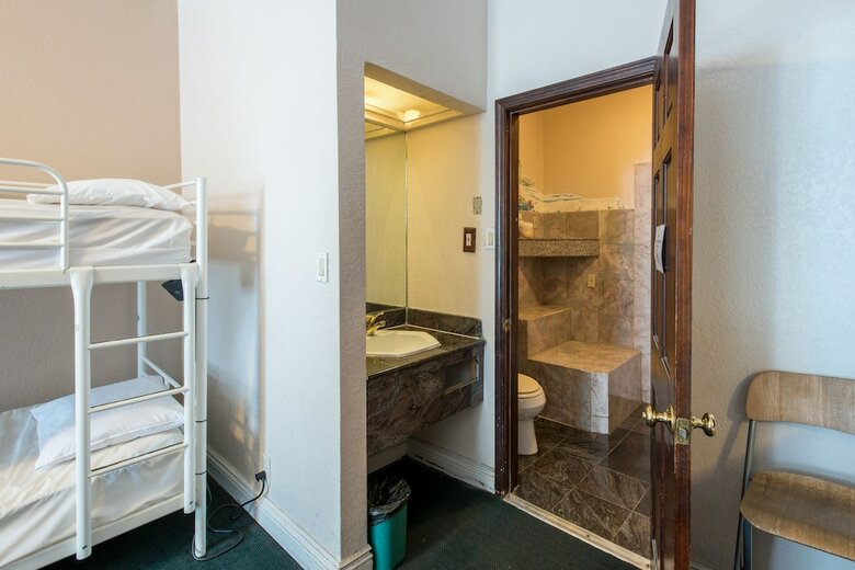 Hostal Amsterdam Hostel