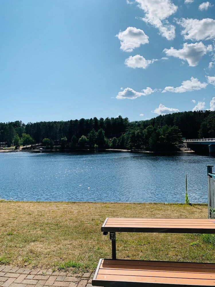 Hotel Algonquin Lakeside Inn