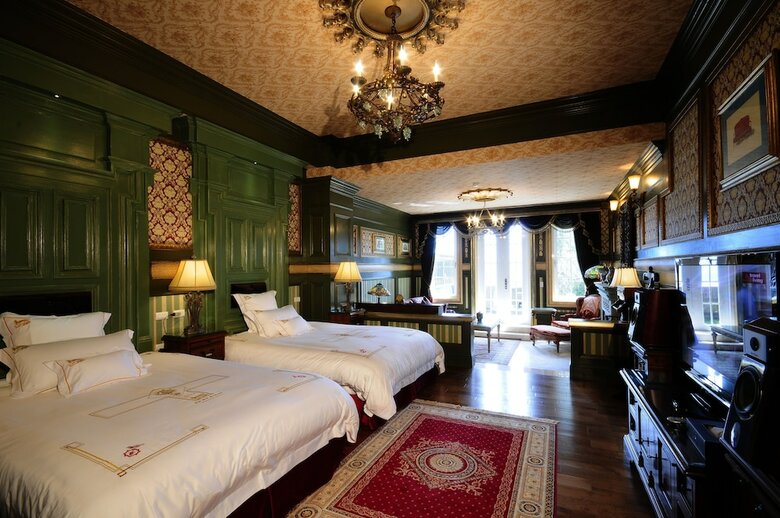 Hotel The Old England Manor
