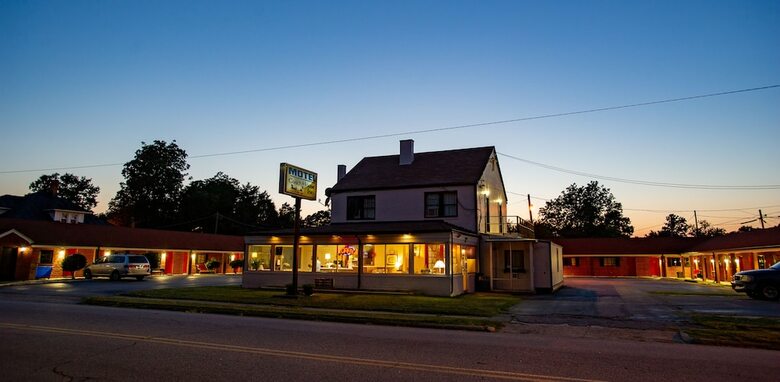 Motel Coach House