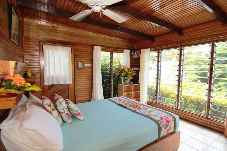 Hotel Coconut Grove Beachfront Cottages