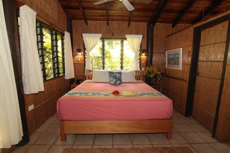 Hotel Coconut Grove Beachfront Cottages