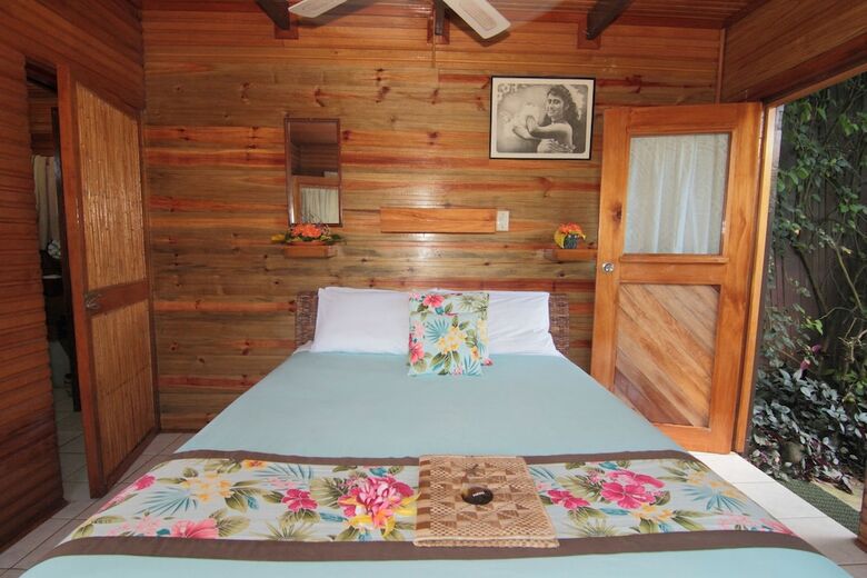 Hotel Coconut Grove Beachfront Cottages