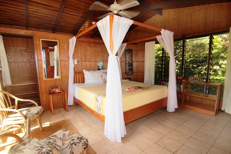 Hotel Coconut Grove Beachfront Cottages