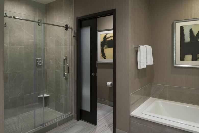 Hotel Buffalo Marriott At Lecom Harborcenter