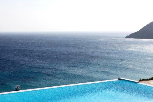 Villa Elia White Residence