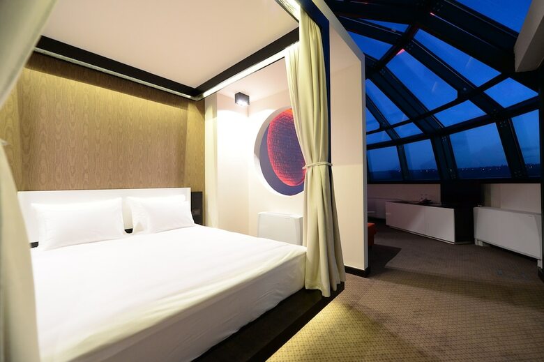 Hotel Hedonic