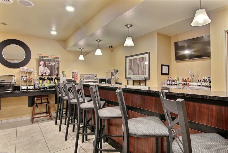 Hotel Cobblestone Inn & Suites - Linton