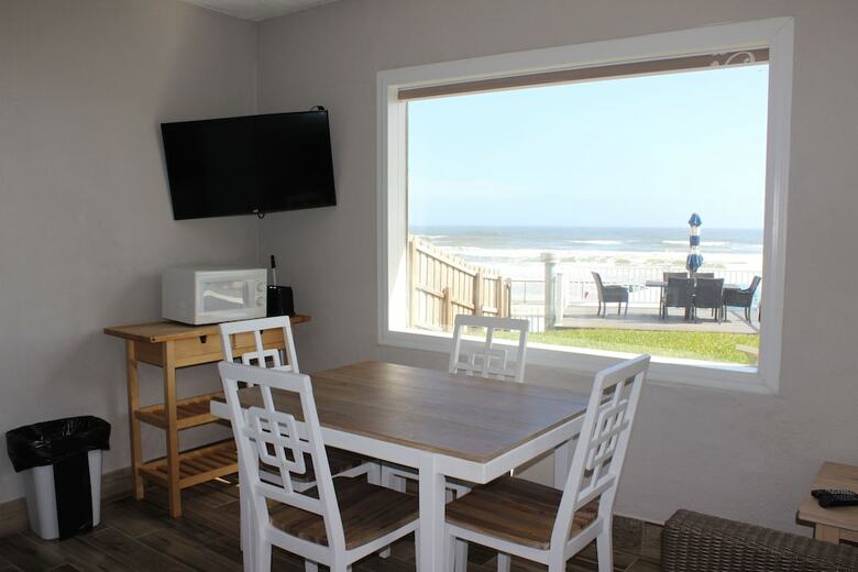 Shoreline Suites & Cabana Cottages