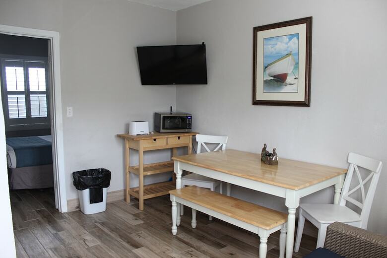 Shoreline Suites & Cabana Cottages