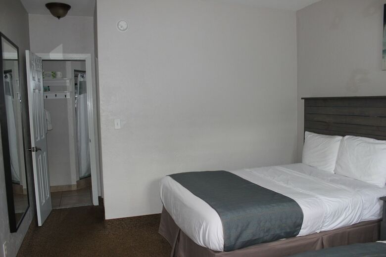 Shoreline Suites & Cabana Cottages