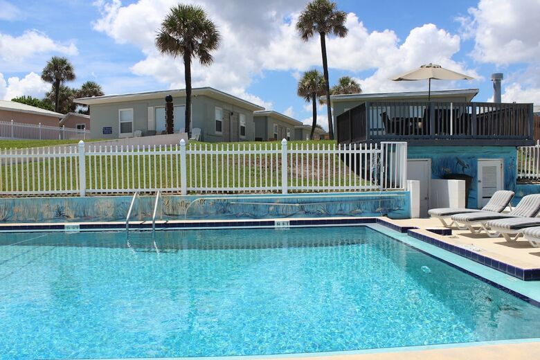 Shoreline Suites & Cabana Cottages