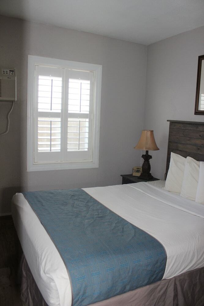 Shoreline Suites & Cabana Cottages