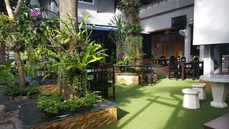 First & Frang Hotel