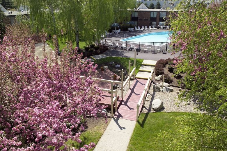 Hotel Fireside Inn & Suites