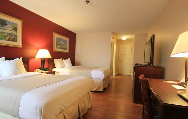 Hotel Fireside Inn & Suites