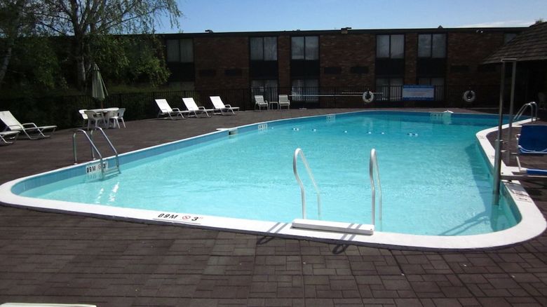 Hotel Fireside Inn & Suites