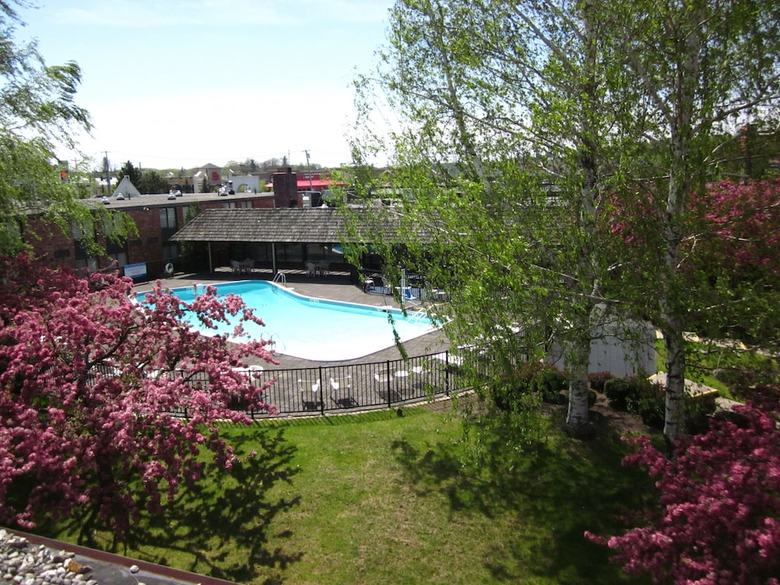 Hotel Fireside Inn & Suites