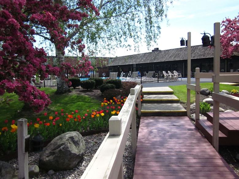 Hotel Fireside Inn & Suites