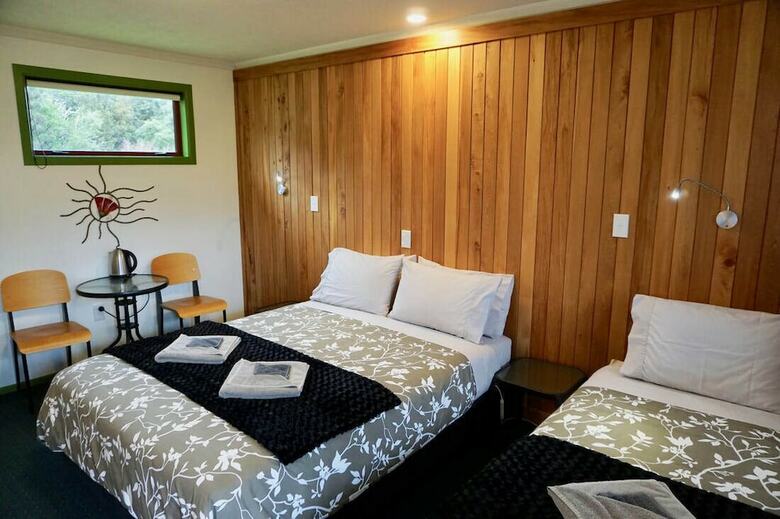 Whistling Frog Cafe & Accommodation