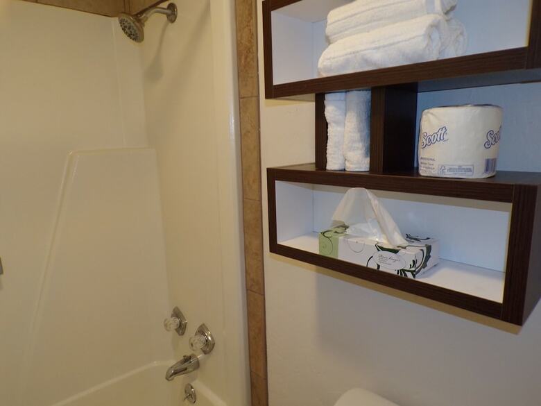 Hotel 77 Inn And Suites