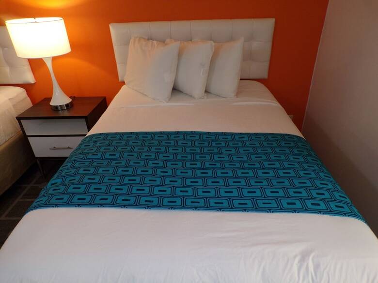 Hotel 77 Inn And Suites