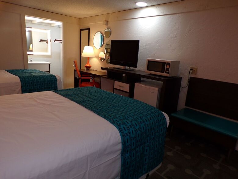 Hotel 77 Inn And Suites
