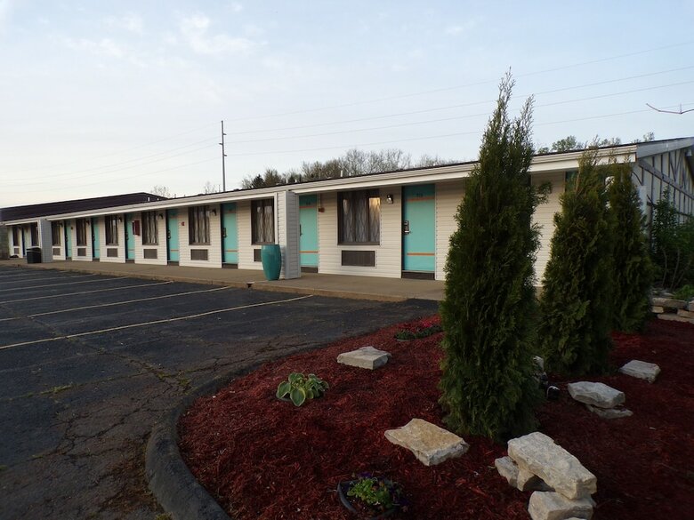 Hotel 77 Inn And Suites