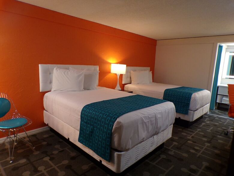 Hotel 77 Inn And Suites