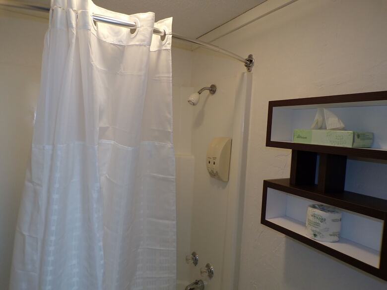 Hotel 77 Inn And Suites
