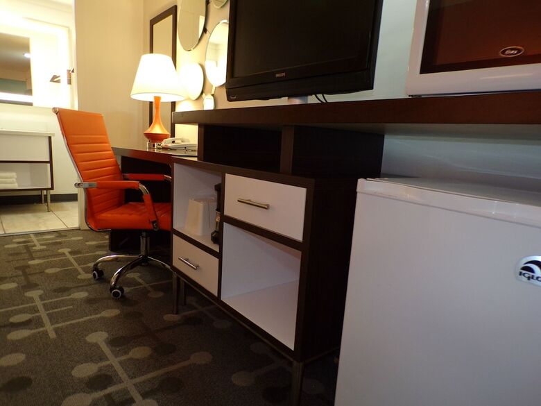 Hotel 77 Inn And Suites