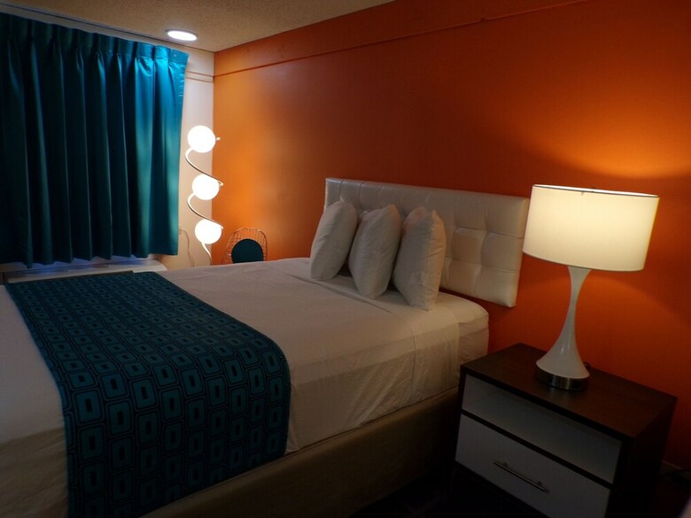 Hotel 77 Inn And Suites