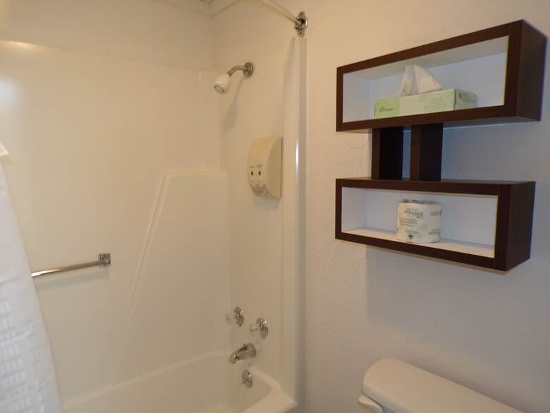 Hotel 77 Inn And Suites