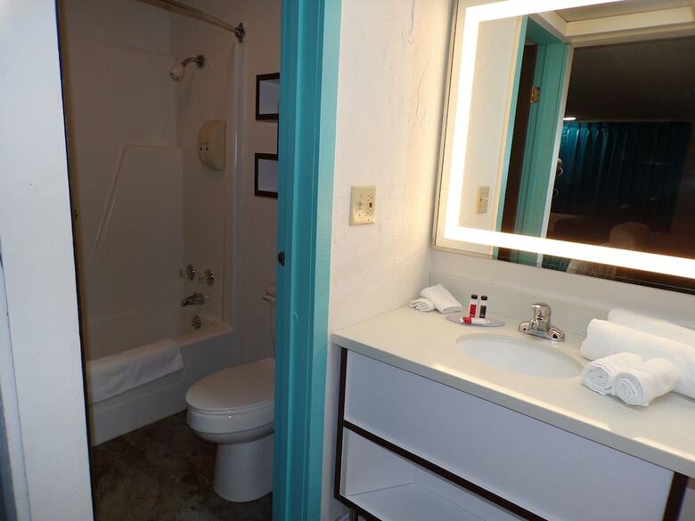 Hotel 77 Inn And Suites