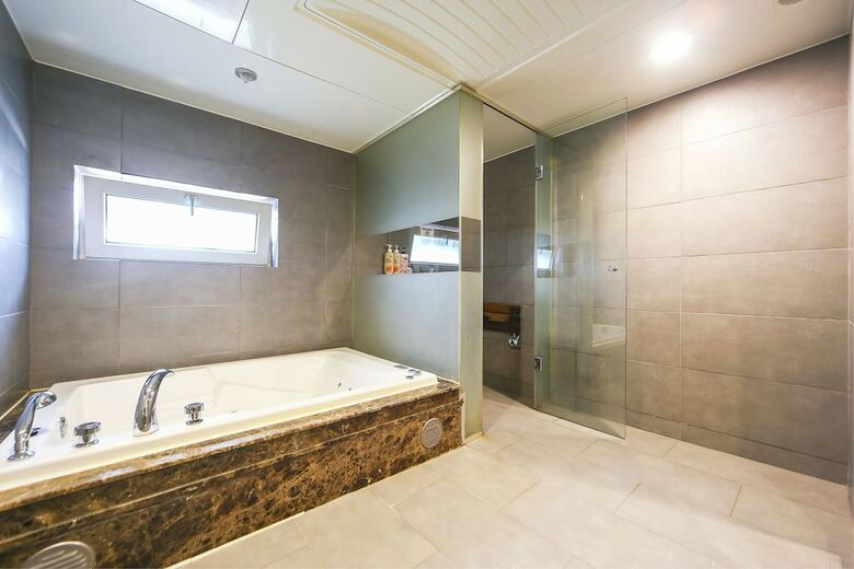 Friendly Dh Naissance Hotel By Mindrum Group