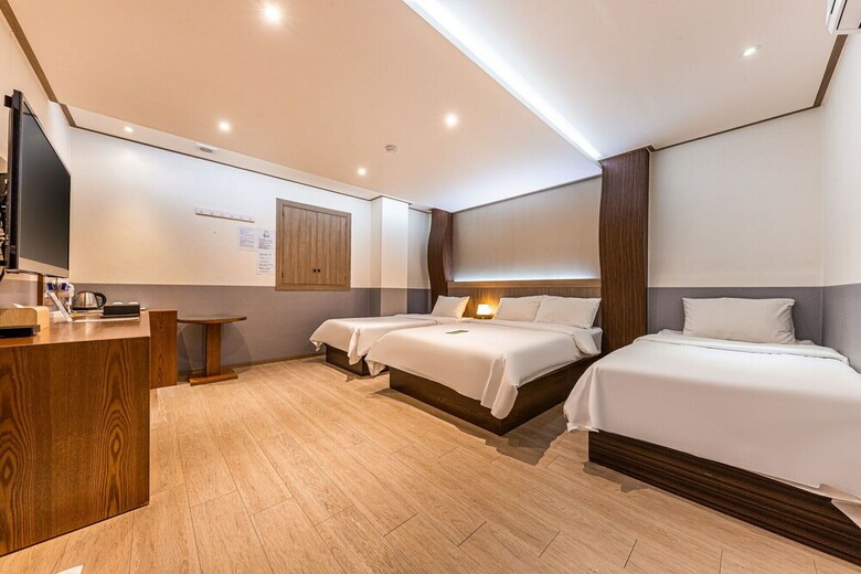 Friendly Dh Naissance Hotel By Mindrum Group