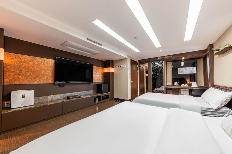 Friendly Dh Naissance Hotel By Mindrum Group