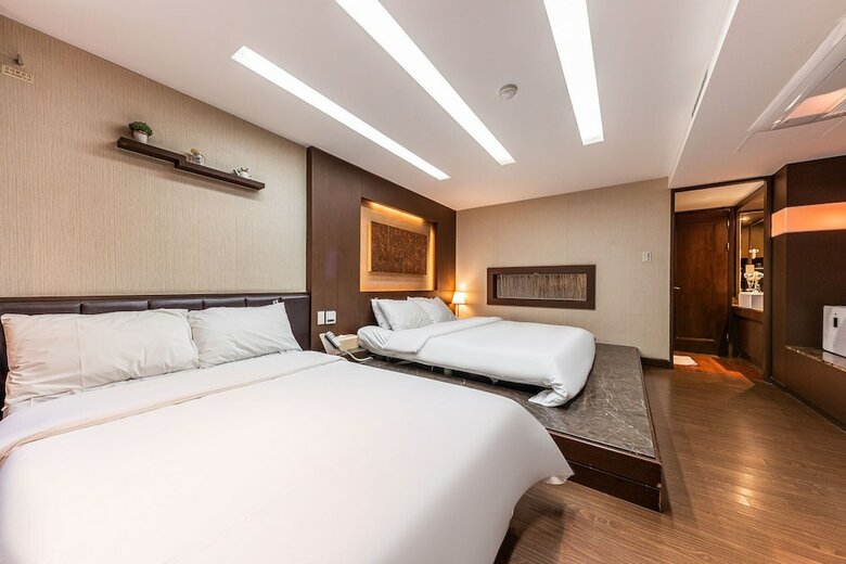 Friendly Dh Naissance Hotel By Mindrum Group