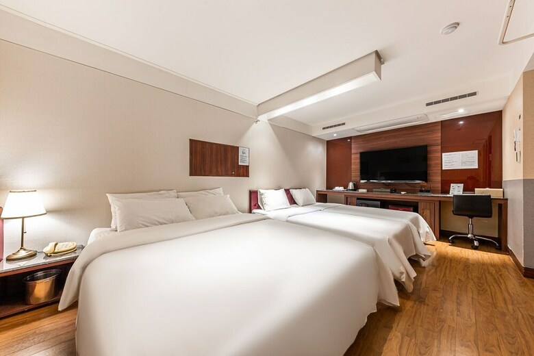 Friendly Dh Naissance Hotel By Mindrum Group