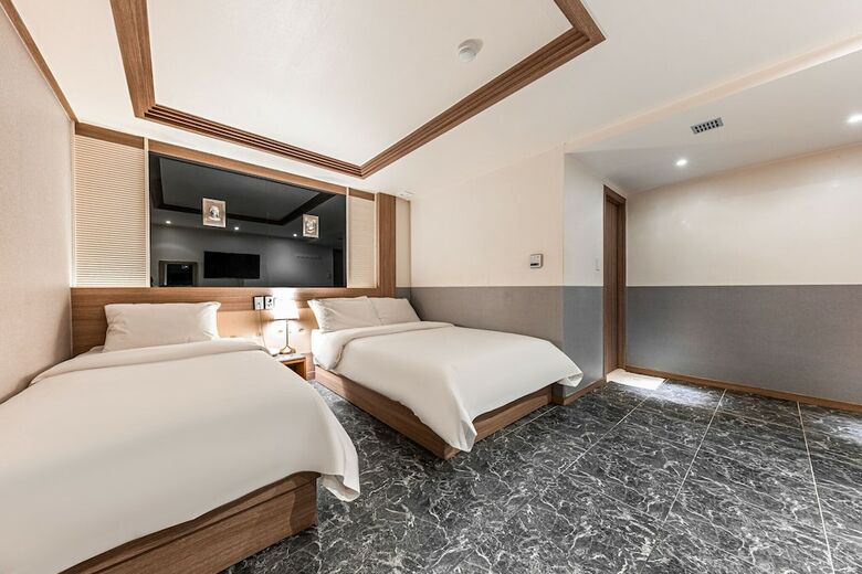 Friendly Dh Naissance Hotel By Mindrum Group