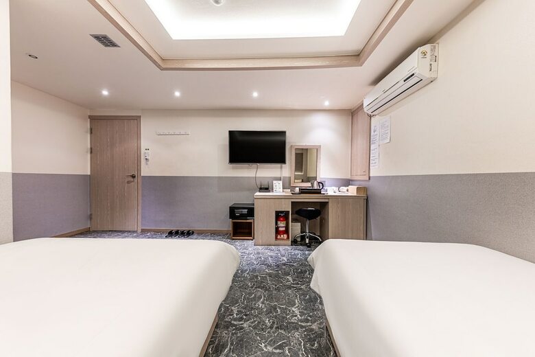 Friendly Dh Naissance Hotel By Mindrum Group