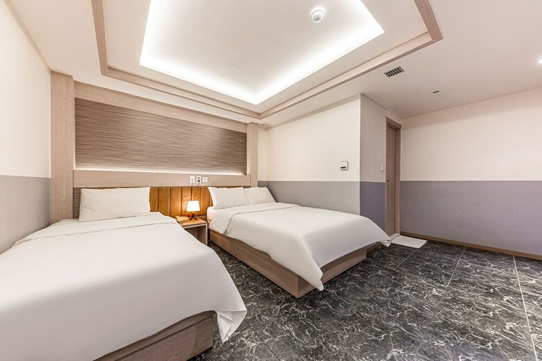 Friendly Dh Naissance Hotel By Mindrum Group