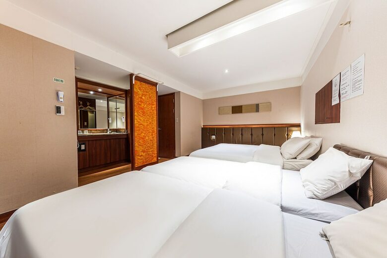 Friendly Dh Naissance Hotel By Mindrum Group