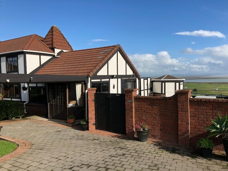Chartre' Manor Bed & Breakfast