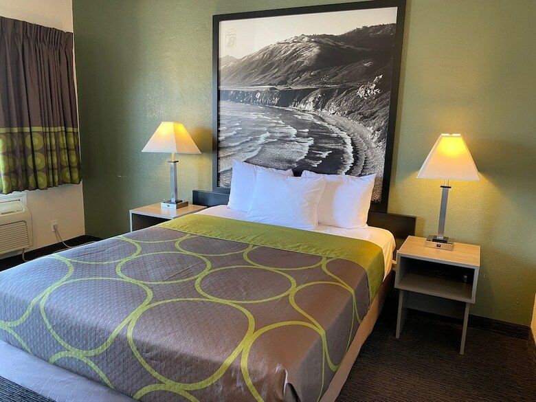 Motel Super 8 By Wyndham Monterey