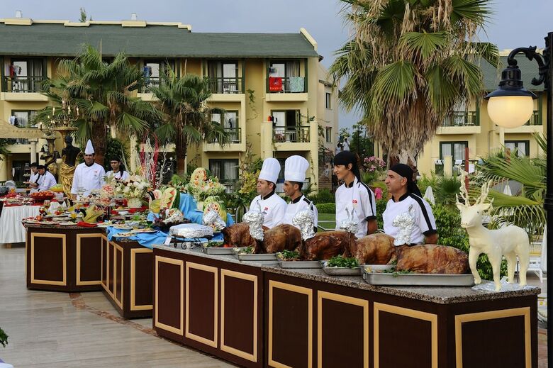 Oz Hotels ?ncekum Beach Resort