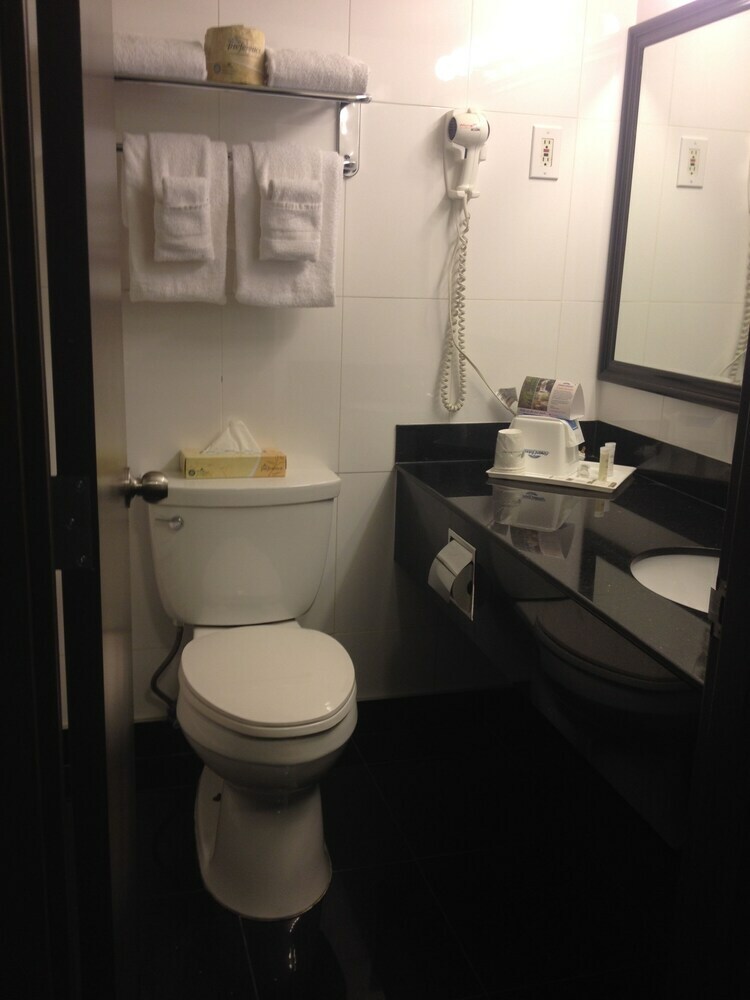 Howard Johnson Hotel By Wyndham Edmonton