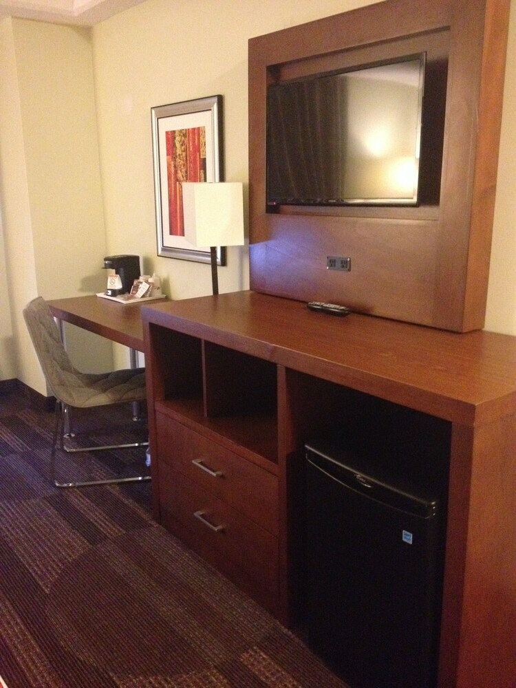 Howard Johnson Hotel By Wyndham Edmonton
