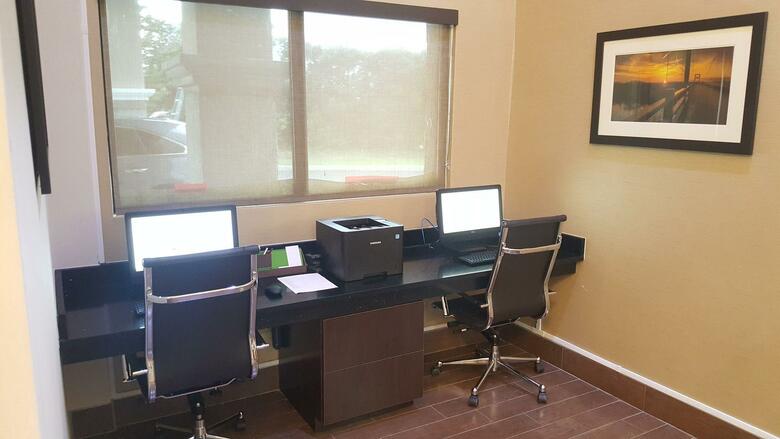 Hotel Comfort Suites Airport