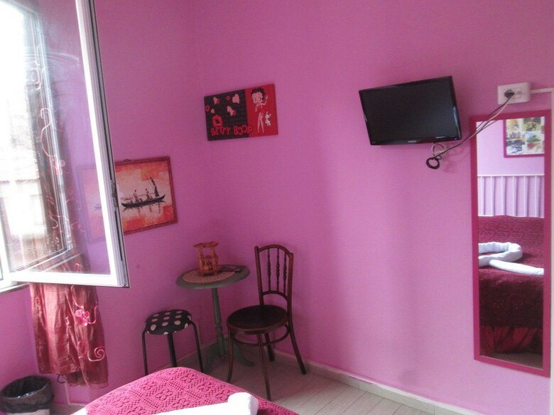 25 Rooms B&B
